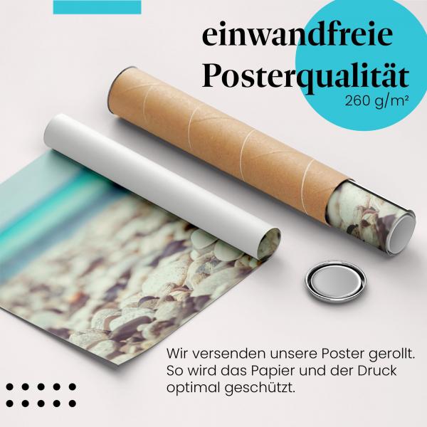 Gerolltes Poster "Steinturm am Strand" - Minimalistisches Design, sicher verpackt.