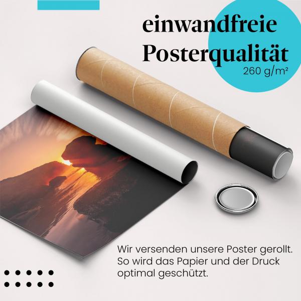 Gerolltes Poster "Sonnenaufgang am Meer" - Küstenlandschaft, sicher verpackt.