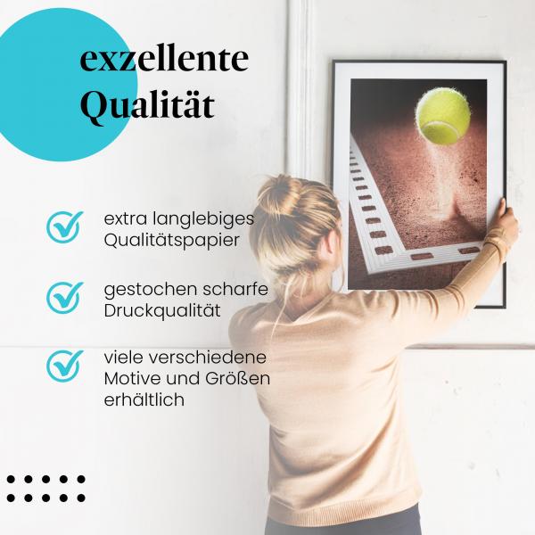 "Tennis": Gerahmtes Wandbild - Tennisball im Flug über Sandplatz. Hochwertiger Druck.