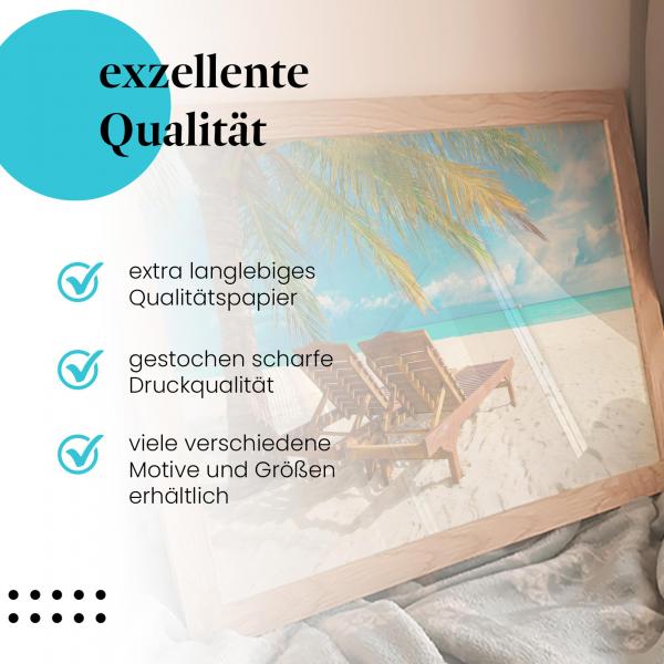 Gerahmtes Bild "Strandparadies" - Palmen, Liegen, Meer & Himmel.
