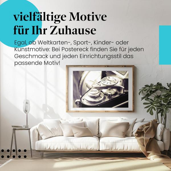 Stylisches Leinwandbild: Nostalgie pur: Nahaufnahme einer alten Kamera.