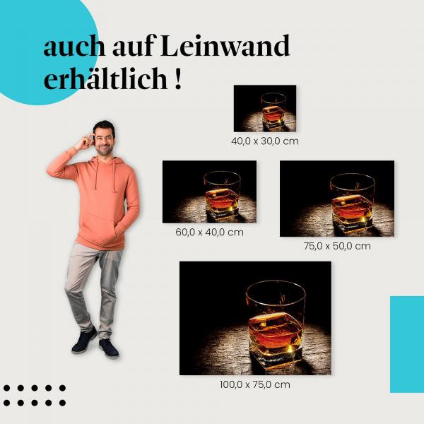 Whisky: Leinwandbild. Glas, Holztisch, rustikal.