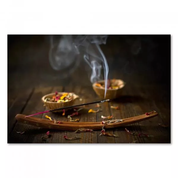 Räucherstäbchen mit Rauch, getrocknete Blütenblätter - entspannte Atmosphäre. Räucherstäbchen mit Rauch, getrocknete Blütenblätter - entspannte Atmosphäre.