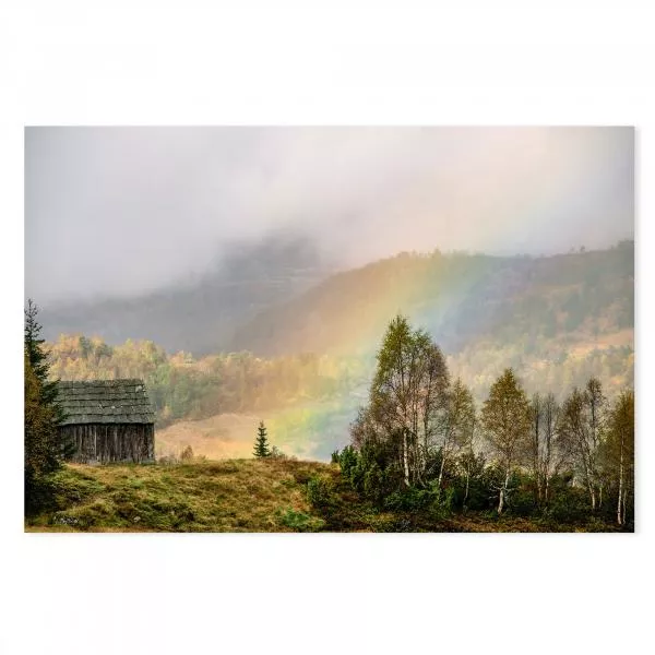 Ein bunter Regenbogen erstrahlt über einer Holzhütte in den Bergen, während Nebel die Landschaft bedeckt. Ein bunter Regenbogen erstrahlt über einer Holzhütte in den Bergen, während Nebel die Landschaft bedeckt.