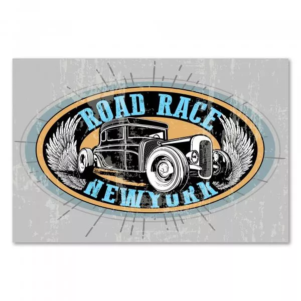 Ein Vintage-Auto mit Flügeln vor dem Schriftzug "Road Race New York". Ein Vintage-Auto mit Flügeln vor dem Schriftzug "Road Race New York".