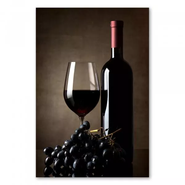 Eine Flasche Rotwein, ein gefülltes Weinglas und dunkle Weintrauben. Eine Flasche Rotwein, ein gefülltes Weinglas und dunkle Weintrauben.