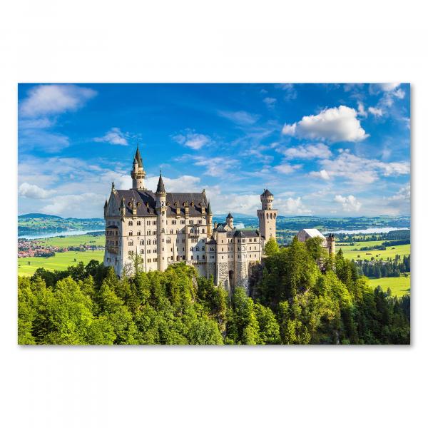 Schloss Neuschwanstein, Felsen, grüne Hügellandschaft, blauer Himmel.