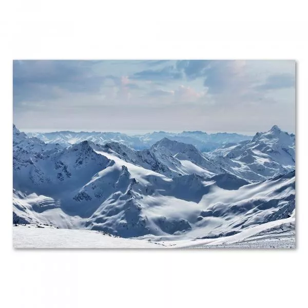 Fernsicht auf verschneite Bergkette, Alpen, blauer Himmel mit Wolken. Fernsicht auf verschneite Bergkette, Alpen, blauer Himmel mit Wolken.