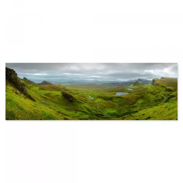Weitläufige Hügellandschaft in Schottland, prächtiges Grün, gewundene Straßen und malerischer See. Weitläufige Hügellandschaft in Schottland, prächtiges Grün, gewundene Straßen und malerischer See.