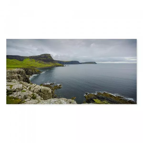 Steilklippen an der schottischen Küste bieten atemberaubenden Blick aufs weite Meer, beeindruckendes Naturschauspiel. Steilklippen an der schottischen Küste bieten atemberaubenden Blick aufs weite Meer, beeindruckendes Naturschauspiel.