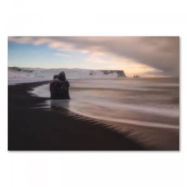Mystische Stimmung: Schwarzer Strand (Island), Felsen, Wellen. Mystische Stimmung: Schwarzer Strand (Island), Felsen, Wellen.