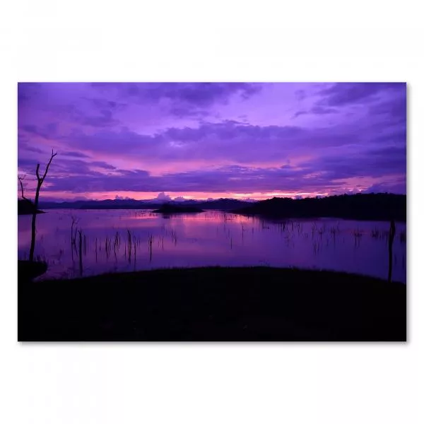 Ein See in der Abenddämmerung, der Himmel erstrahlt in Lila- und Orangetönen - ein stimmungsvolles Motiv. Ein See in der Abenddämmerung, der Himmel erstrahlt in Lila- und Orangetönen - ein stimmungsvolles Motiv.