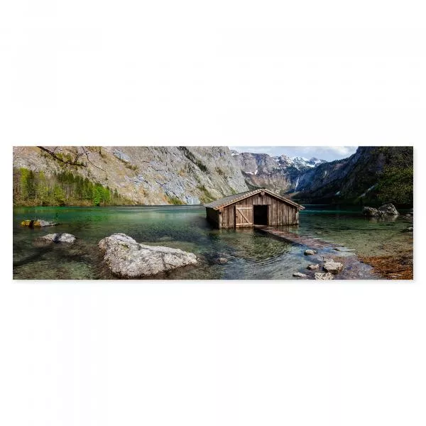 Holzhaus auf Steg in Bergsee, Berge & Wasser - ruhig & idyllisch. Holzhaus auf Steg in Bergsee, Berge & Wasser - ruhig & idyllisch.