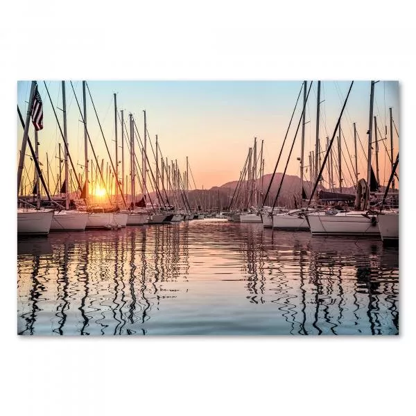 Segelboote im goldenen Licht: Idyllischer Sonnenuntergang in einem Hafen. Segelboote im goldenen Licht: Idyllischer Sonnenuntergang in einem Hafen.