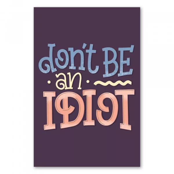 "Don't be an Idiot", Typografie in bunten Buchstaben auf dunklem Hintergrund. "Don't be an Idiot", Typografie in bunten Buchstaben auf dunklem Hintergrund.