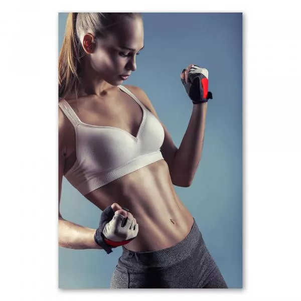 Trainierte Frau, Sportkleidung, Bauchmuskeln, durchtrainiert, blauer Hintergrund. Trainierte Frau, Sportkleidung, Bauchmuskeln, durchtrainiert, blauer Hintergrund.
