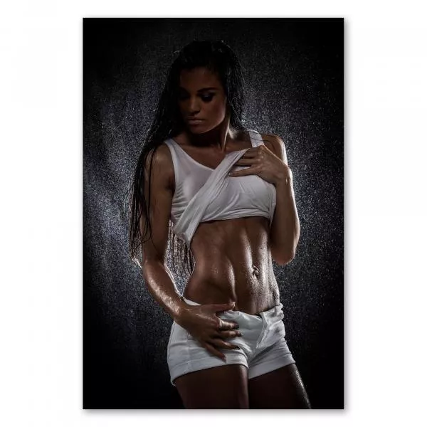 Trainierte Frau, Sixpack, steht im Regen, nasses Shirt, Wassertropfen. Trainierte Frau, Sixpack, steht im Regen, nasses Shirt, Wassertropfen.