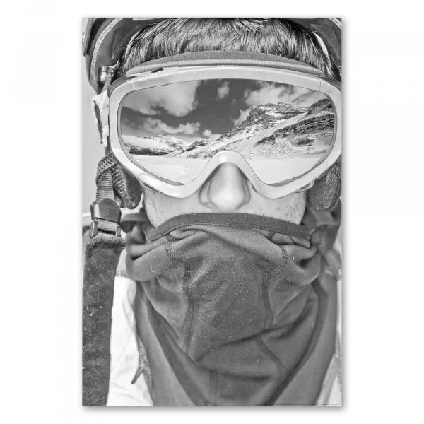 Spiegelung der verschneiten Bergwelt in der Skibrille eines Skifahrers, der bereit für die Abfahrt ist. Spiegelung der verschneiten Bergwelt in der Skibrille eines Skifahrers, der bereit für die Abfahrt ist.