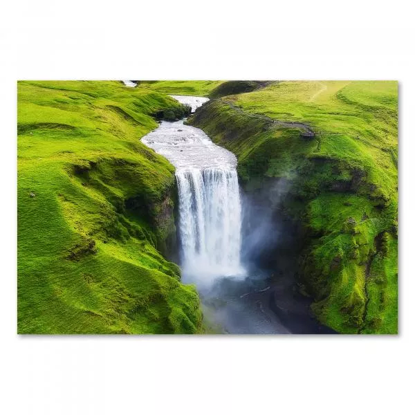 Mächtiger Skogafoss Wasserfall, grüne Landschaft, Island. Mächtiger Skogafoss Wasserfall, grüne Landschaft, Island.