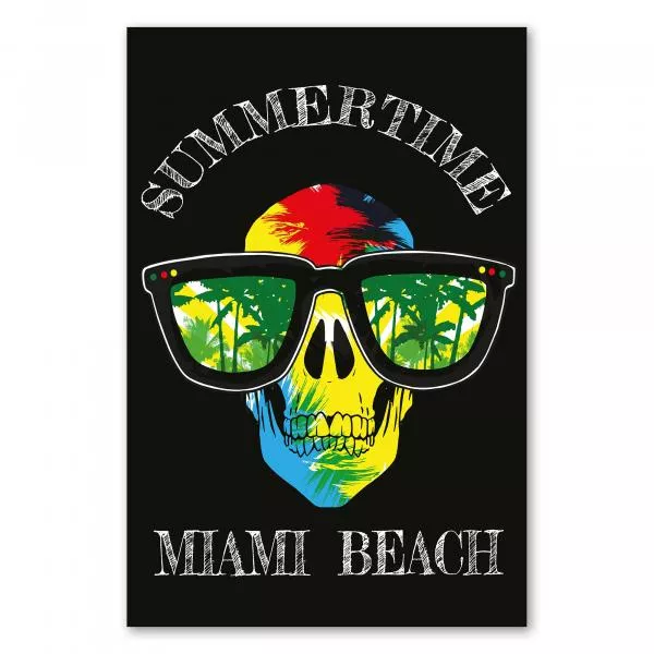 Ein Totenkopf mit Sonnenbrille, darin spiegeln sich Palmen. "Summertime Miami Beach" steht dabei. Ein Totenkopf mit Sonnenbrille, darin spiegeln sich Palmen. "Summertime Miami Beach" steht dabei.