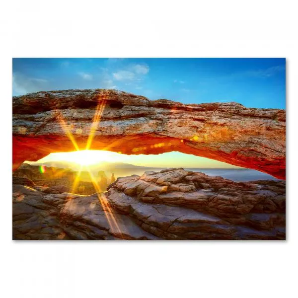 Die aufgehende Sonne scheint durch den Mesa Arch im Arches Nationalpark – ein atemberaubendes Naturschauspiel. Die aufgehende Sonne scheint durch den Mesa Arch im Arches Nationalpark – ein atemberaubendes Naturschauspiel.