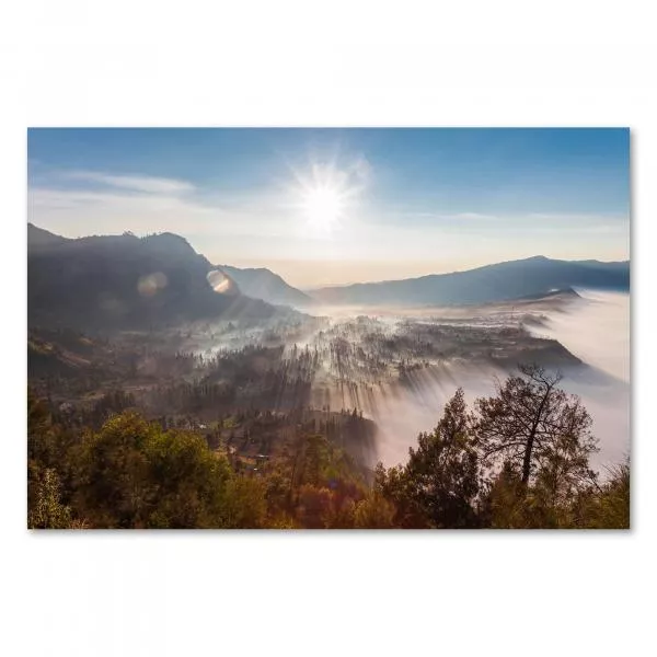 Sonnenaufgang, Berglandschaft, Nebelmeer, Sonnenstrahlen, goldenes Licht. Sonnenaufgang, Berglandschaft, Nebelmeer, Sonnenstrahlen, goldenes Licht.
