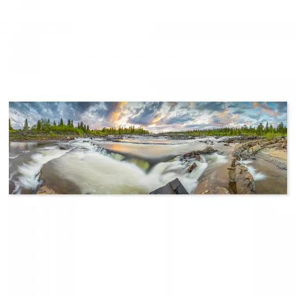 Atemberaubende Panoramaaufnahme eines Flusses in Lappland bei Sonnenuntergang, Wasser fließt seidig. Atemberaubende Panoramaaufnahme eines Flusses in Lappland bei Sonnenuntergang, Wasser fließt seidig.