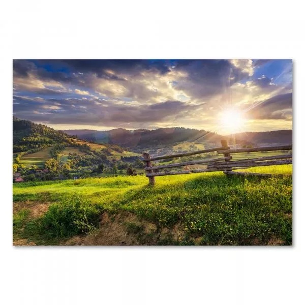 Panorama: Sonnenuntergang über grünen Hügeln, Zaun & Blumenwiesen. Panorama: Sonnenuntergang über grünen Hügeln, Zaun & Blumenwiesen.