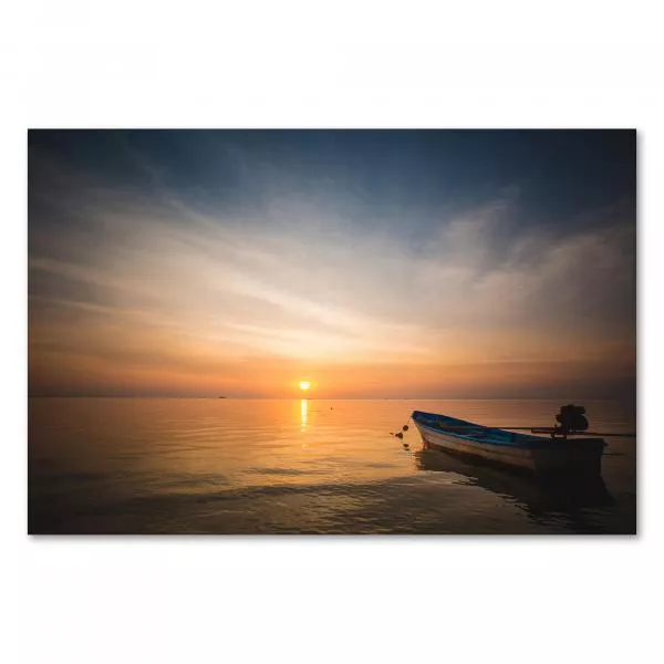 Stimmungsvolles Bild eines kleinen Bootes im Wasser vor dem Hintergrund eines farbenfrohen Sonnenuntergangs am Meer. Stimmungsvolles Bild eines kleinen Bootes im Wasser vor dem Hintergrund eines farbenfrohen Sonnenuntergangs am Meer.