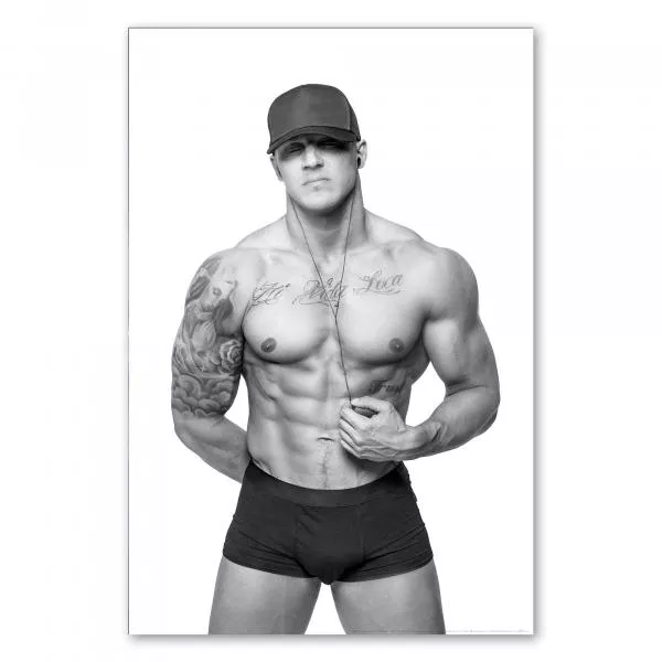 Schwarzweißaufnahme eines muskulösen Mannes mit Tattoos, der Kopfhörer trägt und selbstbewusst in die Kamera blickt. Schwarzweißaufnahme eines muskulösen Mannes mit Tattoos, der Kopfhörer trägt und selbstbewusst in die Kamera blickt.