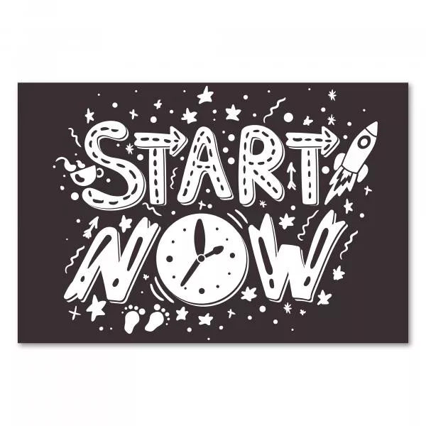 "Start Now", Uhr, Rakete, Fußabdrücke - Schriftzug, Aufruf zum Handeln. "Start Now", Uhr, Rakete, Fußabdrücke - Schriftzug, Aufruf zum Handeln.
