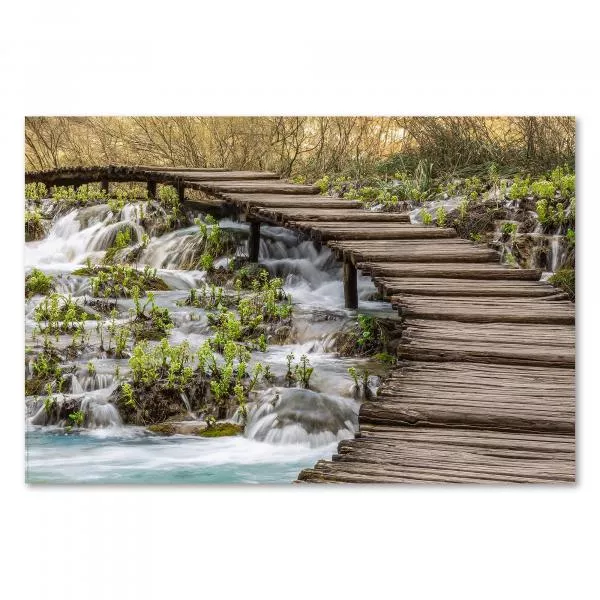 Holzsteg über einen kleinen Wasserfall im Wald, das Wasser und das Grün schaffen Ruhe und Besinnlichkeit. Holzsteg über einen kleinen Wasserfall im Wald, das Wasser und das Grün schaffen Ruhe und Besinnlichkeit.