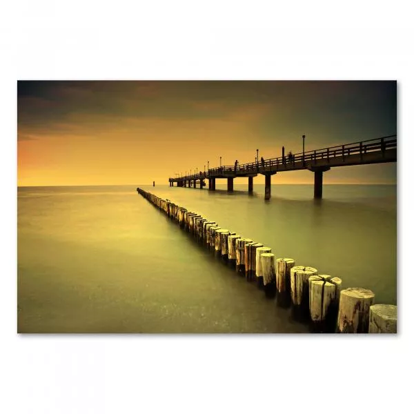 Langer Steg ins ruhige Meer, untergehende Sonne taucht Szenerie in goldenes Licht – Bild voller Abendstimmung. Langer Steg ins ruhige Meer, untergehende Sonne taucht Szenerie in goldenes Licht – Bild voller Abendstimmung.