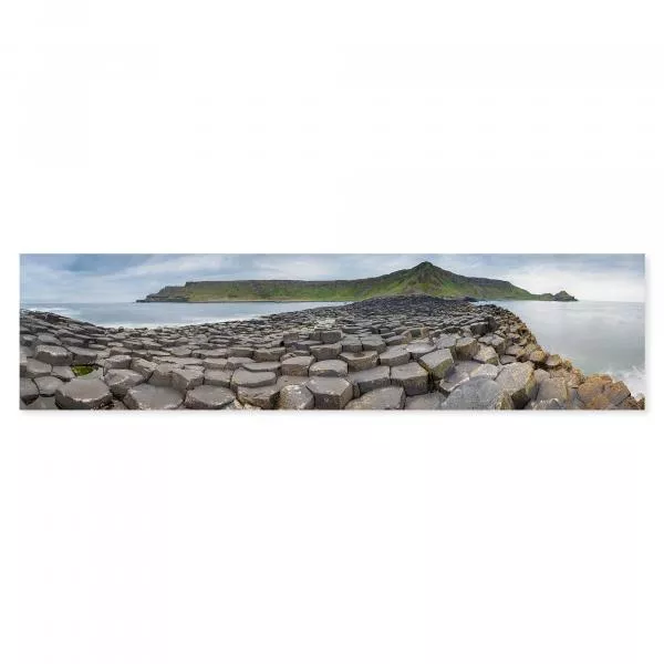 Panoramablick auf Steinküste (Giant's Causeway), sechseckige Basaltsäulen, Insel. Panoramablick auf Steinküste (Giant's Causeway), sechseckige Basaltsäulen, Insel.