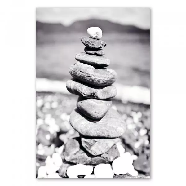 Ein Steinturm am Strand, eingefangen in einer zeitlosen Schwarz-Weiß-Fotografie – ein Symbol für Balance und Harmonie. Ein Steinturm am Strand, eingefangen in einer zeitlosen Schwarz-Weiß-Fotografie – ein Symbol für Balance und Harmonie.