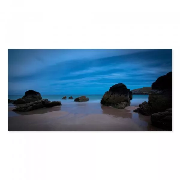 Blaue Stunde taucht Strand und Felsen in magisches Licht, perfekt für romantische Spaziergänge. Blaue Stunde taucht Strand und Felsen in magisches Licht, perfekt für romantische Spaziergänge.