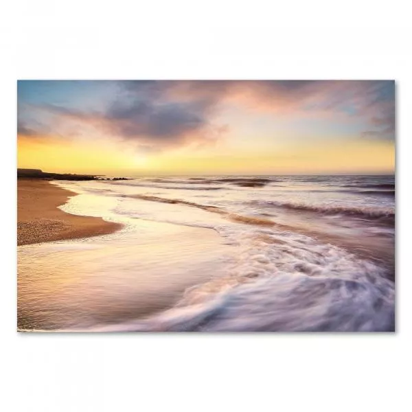Sanfte Wellen am Sandstrand, Sonnenaufgang am Horizont, warme Farben. Sanfte Wellen am Sandstrand, Sonnenaufgang am Horizont, warme Farben.