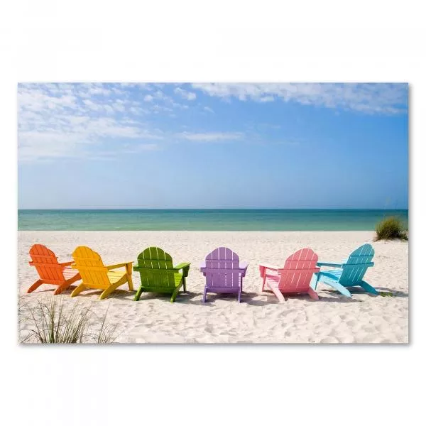 Sechs bunte Strandkörbe am weißen Sandstrand laden zum Verweilen ein, das Meer glänzt im Hintergrund. Sechs bunte Strandkörbe am weißen Sandstrand laden zum Verweilen ein, das Meer glänzt im Hintergrund.