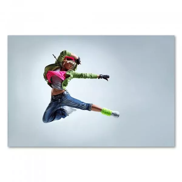 Eine Frau in pinkem Top und Jeans springt energetisch und vereint Streetstyle mit Tanzmoves. Eine Frau in pinkem Top und Jeans springt energetisch und vereint Streetstyle mit Tanzmoves.
