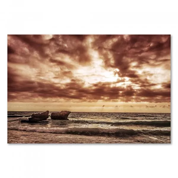 Dramatische Stimmung: Die untergehende Sonne taucht den Himmel und das stürmische Meer in warme Rottöne. Dramatische Stimmung: Die untergehende Sonne taucht den Himmel und das stürmische Meer in warme Rottöne.