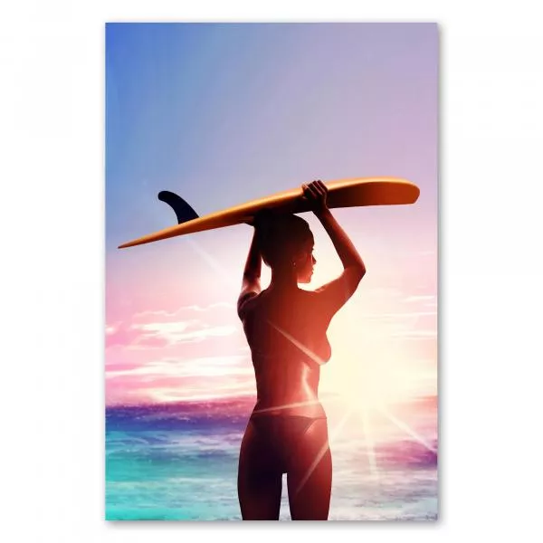 Silhouette einer Surferin mit Surfbrett am Strand bei Sonnenuntergang. Sie steht am Ufer und blickt auf das Meer. Silhouette einer Surferin mit Surfbrett am Strand bei Sonnenuntergang. Sie steht am Ufer und blickt auf das Meer.