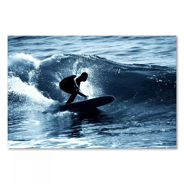 Surfer reitet auf einer Welle, das Spiel aus Licht und Schatten fängt die Energie des Moments ein. Surfer reitet auf einer Welle, das Spiel aus Licht und Schatten fängt die Energie des Moments ein.