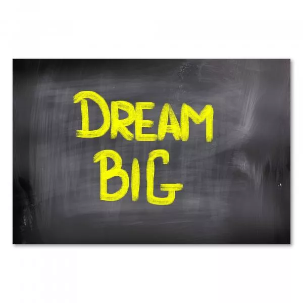 Schwarze Tafel, "Dream Big" in gelber Kreide - Motivation, Ziele. Schwarze Tafel, "Dream Big" in gelber Kreide - Motivation, Ziele.