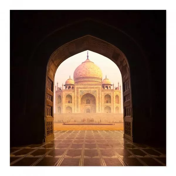 Taj Mahal im Sonnenaufgang, gerahmt von einem Torbogen - atemberaubender Anblick. Taj Mahal im Sonnenaufgang, gerahmt von einem Torbogen - atemberaubender Anblick.