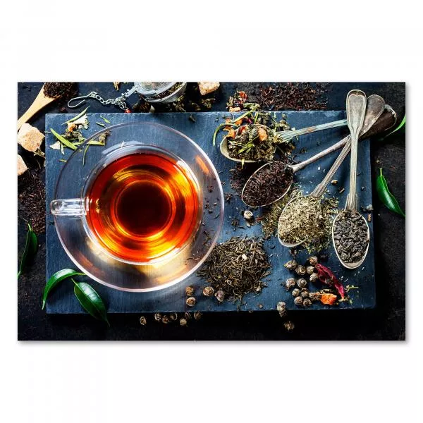Verschiedene Teesorten auf Schiefertablett, Tasse frisch aufgebrühten Tees. Verschiedene Teesorten auf Schiefertablett, Tasse frisch aufgebrühten Tees.