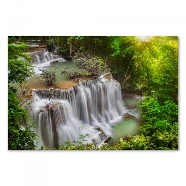 Mehrstufiger Wasserfall im Dschungel, Sonnenstrahlen, magische Atmosphäre. Mehrstufiger Wasserfall im Dschungel, Sonnenstrahlen, magische Atmosphäre.