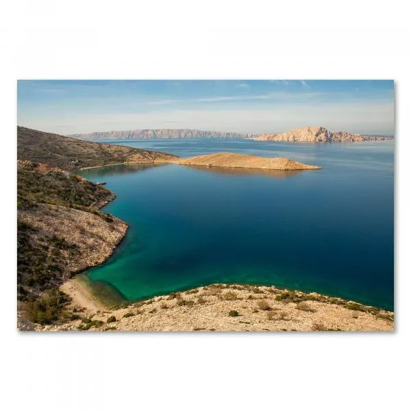 Versteckte Bucht mit türkisblauem Wasser und felsiger Küste, weitere Inseln zeichnen sich am Horizont ab. Versteckte Bucht mit türkisblauem Wasser und felsiger Küste, weitere Inseln zeichnen sich am Horizont ab.