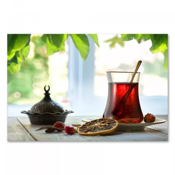 Glas Apfeltee, Holztisch, Fenster, grüne Aussicht, getrocknete Früchte & Gewürze. Glas Apfeltee, Holztisch, Fenster, grüne Aussicht, getrocknete Früchte & Gewürze.
