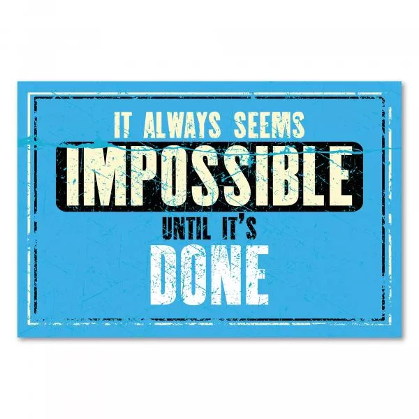 "It always seems impossible until it's done." - Motivierendes Zitat auf blauem Hintergrund. "It always seems impossible until it's done." - Motivierendes Zitat auf blauem Hintergrund.