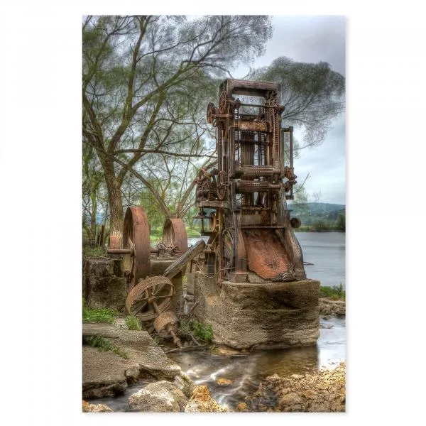 Eine rostige Industriemaschine am Flussufer erzählt von vergangener Industrie und Verfallsgeschichten. Eine rostige Industriemaschine am Flussufer erzählt von vergangener Industrie und Verfallsgeschichten.